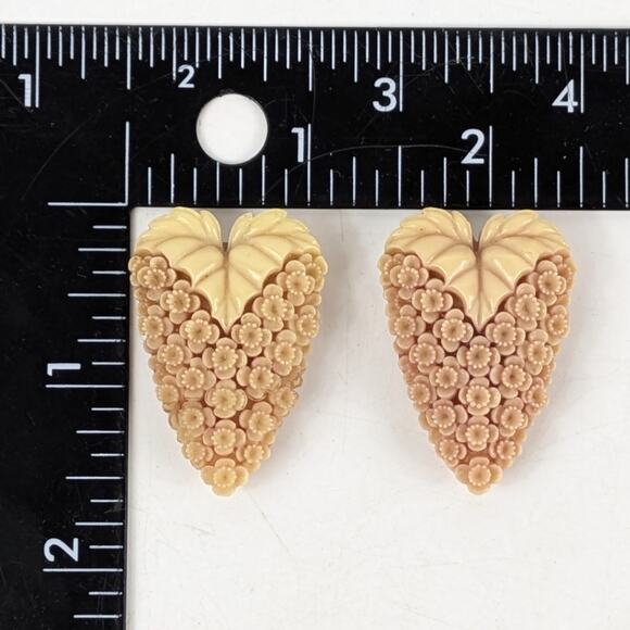 Vtg Celluloid Floral Heart Dress Clips Cream Beige Carved 1930s-50s Flowers - Picture 4 of 4